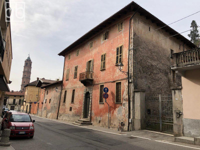 Valperga: Palazzo storico in vendita - Via Martiri della Libertà  43-45